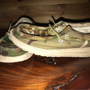Hey Dude Boys shoes sz 11 Camo